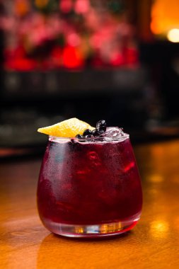 Taze çilek ve limon dilimli kırmızı kokteyl. Limon ve yabanmersinli taze kırmızı su. Turunçgil dilimli egzotik yaz içkisi. Kırmızı böğürtlen veya meyve limonatası