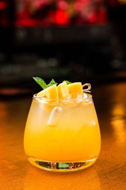 Mango ve naneli limonata. Taze soğuk mango kokteyli, cam bardakta mango suyu, naneli mango buzlu çay.