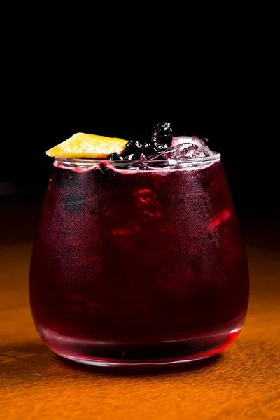Rode Cocktail Met Verse Bessen Citroenschijfje Zoet Rood Water Met — Stockfoto