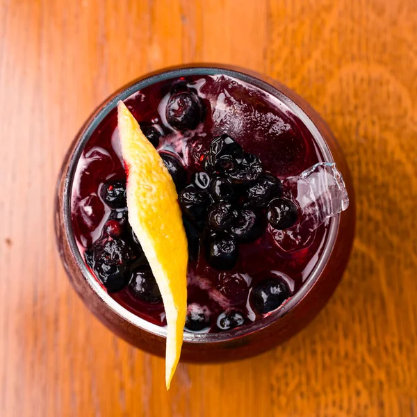 Cocktail Vermelho Com Bagas Frescas Fatia Limão Água Vermelha Fresca — Fotografia de Stock