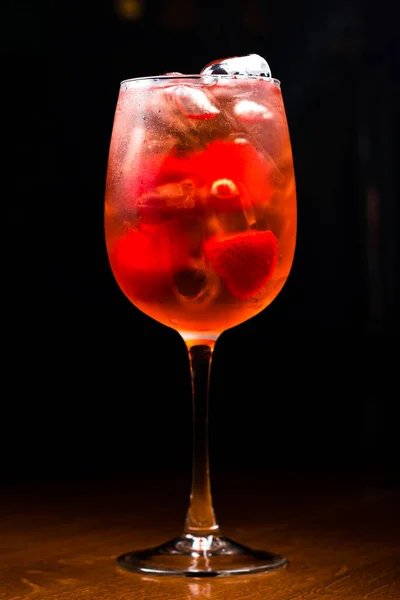 Koude Cocktail Aperol Met Aardbeien Aperol Cocktail Met Aardbeien Transparant — Stockfoto