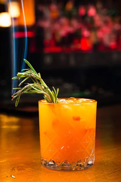 Gin Tonic Duindoorn Cocktail Met Rozemarijn Verfrissende Zomerdrank Duindoornsap Glas — Stockfoto
