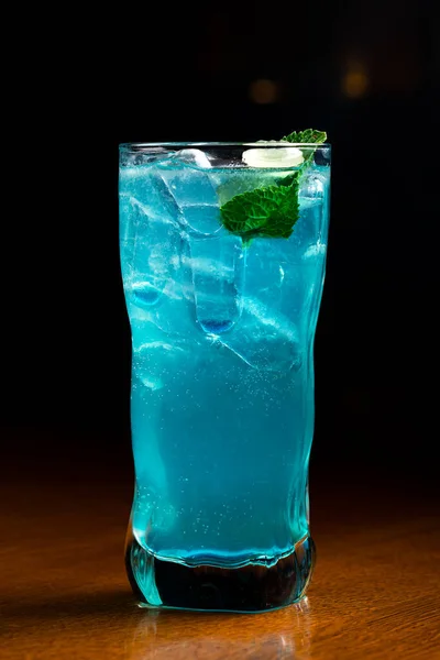 Refrigerante Francês Limonada Azul Com Gelo Bar Escuro Coquetel Azul — Fotografia de Stock