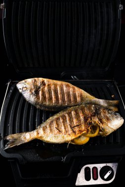 Izgarada dorado balığı ızgarada Dorado balığı servis için hazır.