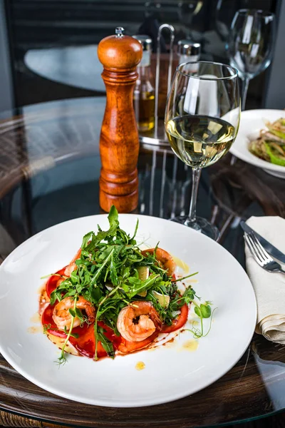 Ensalada Mariscos Con Camarones Vino Blanco Restaurante — Foto de Stock