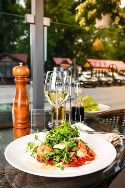 Ensalada Mariscos Con Camarones Vino Blanco Restaurante — Foto de Stock