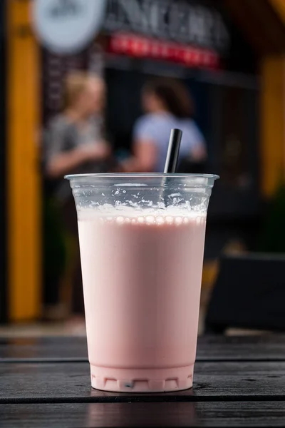 Plastik segelas milkshake stroberi lezat mengambil — Stok Foto