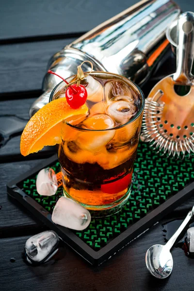 Apelsincocktail Dekorerad Med Skiva Apelsin Och Körsbär Cocktail Tequila Soluppgång — Stockfoto
