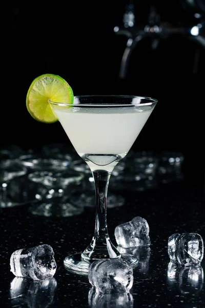 Margarita Cocktail Con Lime Cocktail Martini Fondo Scuro Cocktail Classico — Foto Stock