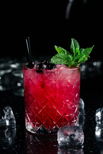 Cocktail Μούρα Και Μέντα Cocktail Ποτήρι Blackberry Blueberry Ice Mint — Φωτογραφία Αρχείου
