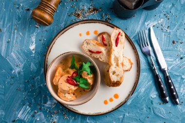 Soslu kral karidesleri, ızgara kral karidesleri.