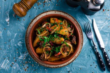 Gürcistan yemeği haşlanmış patates ve et, Lezzetli Gürcü Chanakhi et ve sebze güveci masada, sığır eti güveci, geleneksel Gürcü mutfağı üst manzara, düz yatış