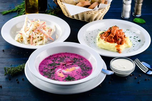 Çeşit Çorba Ikinci Tabak Salata Ahşap Masada Servis Edilen Çeşit — Stok fotoğraf