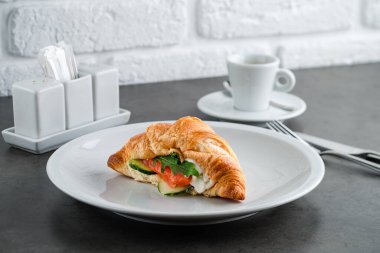 Somon peynirli, kremalı ve espresso kahveli sağlıklı Fransız kruvasanı. Çıtır kruvasan sandviçi Nefis brunch, kahvaltı