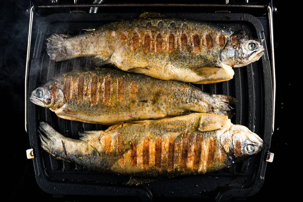 Ψάρια Πέστροφας Στη Σχάρα Κατά Διάρκεια Του Μαγειρέματος Νόστιμο Πέστροφες — Φωτογραφία Αρχείου