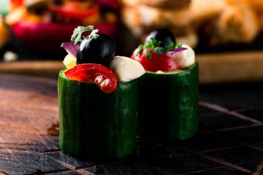 Yunan salata stili abur cuburlar ahşap kesim tahtasına yakın planda salatalık, lezzetli mezeler şarap için Yunan salatası ya da atıştırmalık