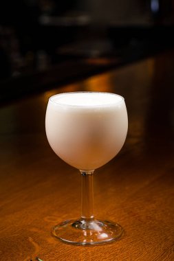 Bar tezgahındaki bir gece barında harika pina colada kokteyli gece bulanık arkaplanlı barda Pina Colada kokteyli.