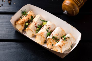 Izgara peynirli lavaş peynirli ızgara lavaş peynirli suluguni peyniri, biber, piknik öğle yemeği, atıştırmalık, hazır yemek.