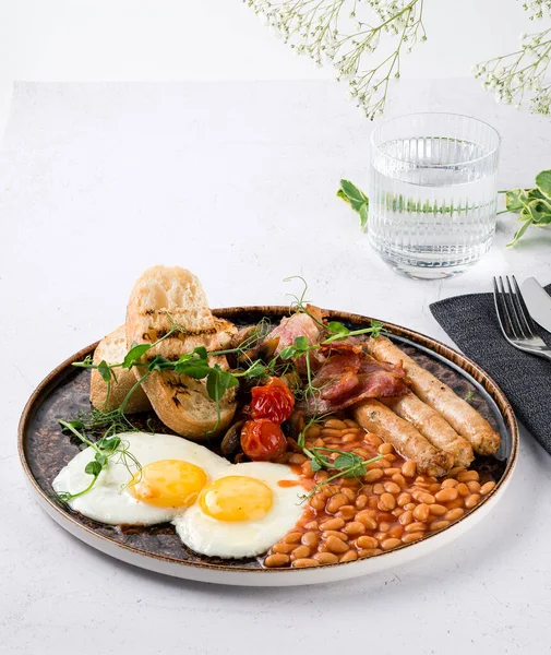 Full English Breakfast Scrambled Eggs Sausages Bacon Toast American Breakfast — Stock Photo, Image