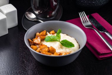 Elmalı irmikli yulaf lapası, elmalı ve tarçınlı irmikli puding.
