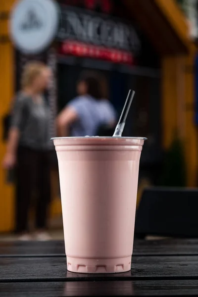 Strawberry Milkshake Dalam Cangkir Plastik Untuk Mengambil Gelas Plastik Milkshake — Stok Foto