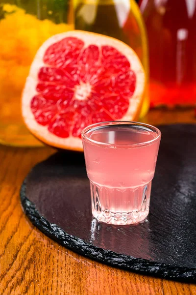 自制柚子罐头 自制酒精柚子罐头 在玻璃杯中 — 图库照片
