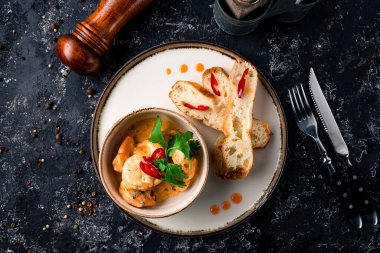 Soslu kral karidesleri, ızgara kral karidesleri.