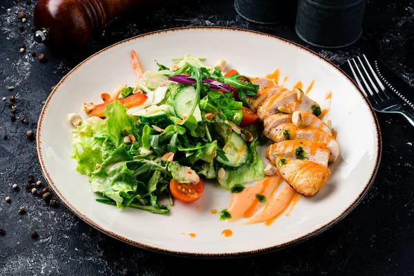 Grillezett Csirkemell Friss Zöldségsalátával Házi Készítésű Étel Fogantatás Egy Ízletes — Stock Fotó