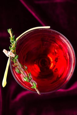 Ezilmiş buz ve kekik ile limonata. Yaz ferahlatıcı limonata