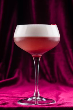 Clover Kulübü Kokteyl Cin, Ahududu şurubu, Limon Suyu, Yumurta Beyaz ve Şeker şurubu