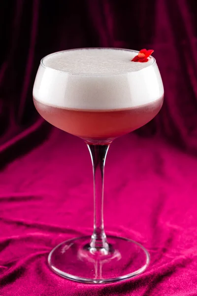 Clover Club Cocktail Gin, σιρόπι βατόμουρο, χυμός λεμονιού, ασπράδι αυγού και σιρόπι ζάχαρης — Φωτογραφία Αρχείου