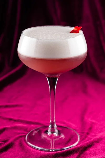 Clover Club Cocktail Gin, Frambozensiroop, Citroensap, Eiwit en Suikersiroop — Stockfoto