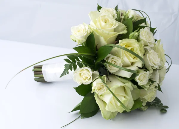 Bouquet nuptial de roses blanches — Photo