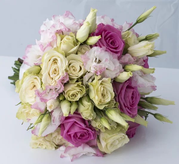 Bridal bouquet of white and pink roses — Stock Photo, Image