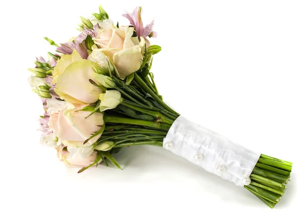 Buquê nupcial de rosas e alstroemeria isolado em branco — Fotografia de Stock