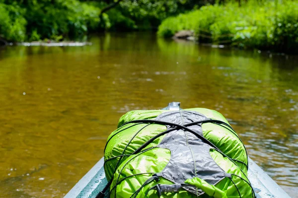 Kajakfahrten auf dem Fluss mit wasserdichter Touristentasche auf der — Stockfoto