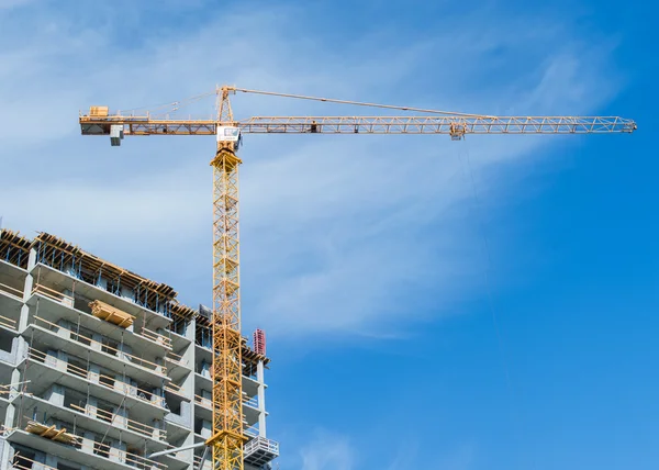 Crane and building construction against blue sky — Stock Photo, Image