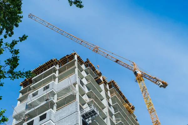 Crane and building construction against blue sky — Stock Photo, Image