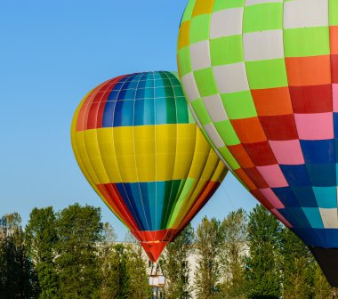 Renkli sıcak hava balonları bir uçuş için hazır olun.