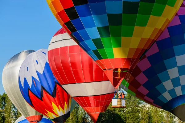 Início em massa dos balões de ar quente, descolando o balão de ar quente — Fotografia de Stock