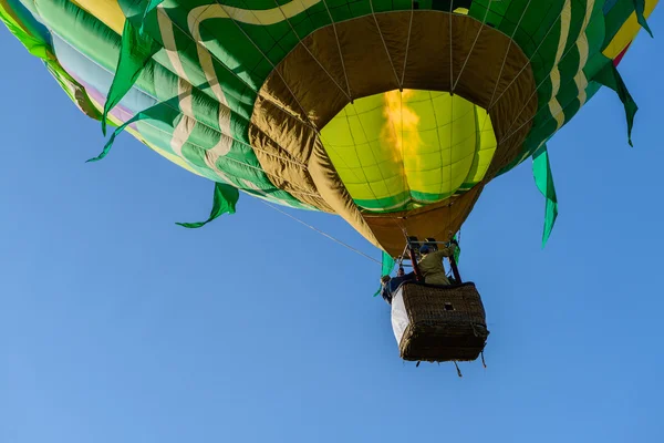 Varm luft ballong flygning vy från nedan — Stockfoto