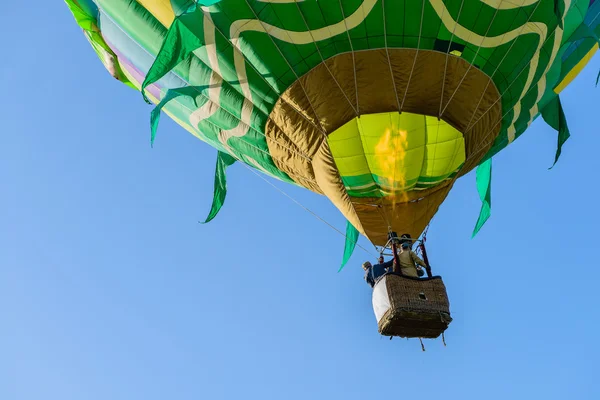 Varm luft ballong flygning vy från nedan — Stockfoto