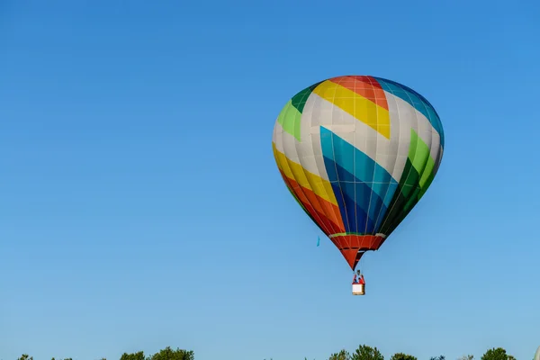 Globo de aire caliente colorido en el cielo azul — Foto de Stock