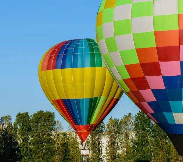 Renkli sıcak hava balonları bir uçuş için hazır olun. — Stok fotoğraf