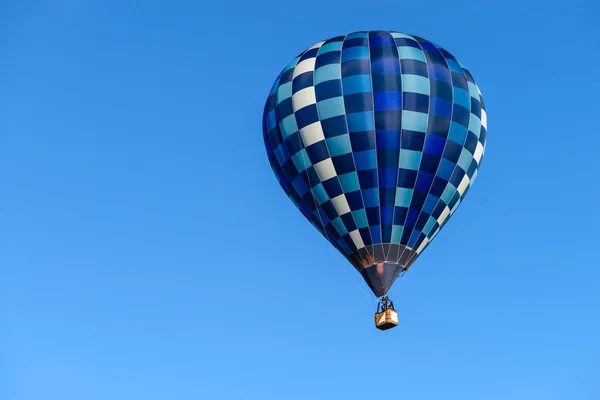 Ballon à air chaud dans le ciel bleu — Photo