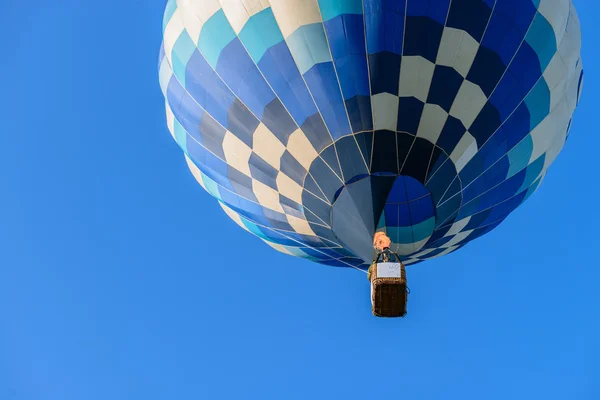 Sıcak hava balon turu görüntülemek aşağıdan — Stok fotoğraf