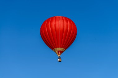 Kırmızı sıcak hava balonu mavi gökyüzü