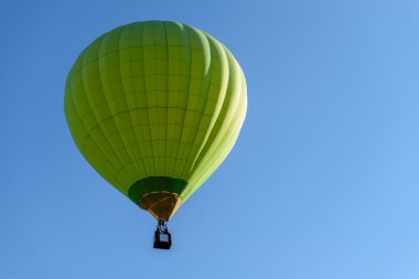Mavi gök yeşil sıcak hava balonu
