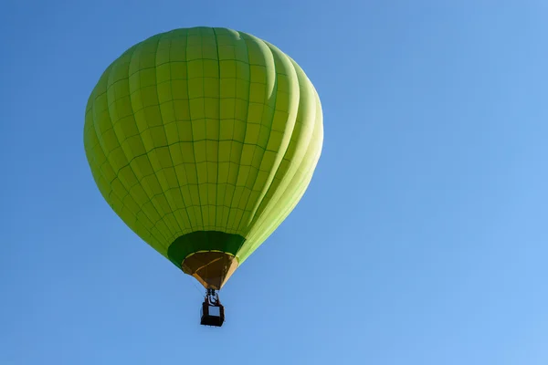Zelený balón v modré obloze — Stock fotografie