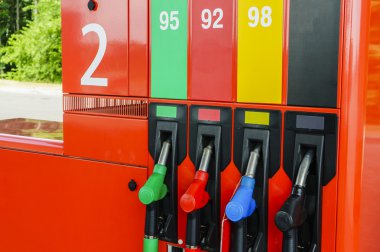büyük miktarlarda, benzinli ve dizel bir tank istasyonu